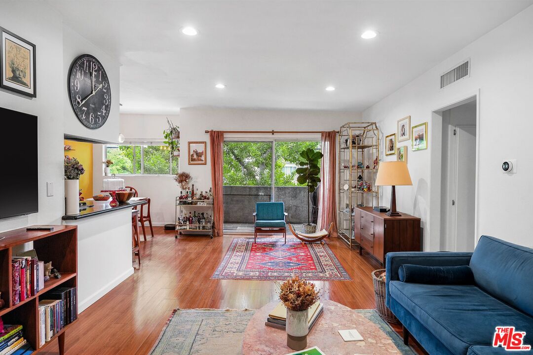 6245 Woodman Ave Unit: 202