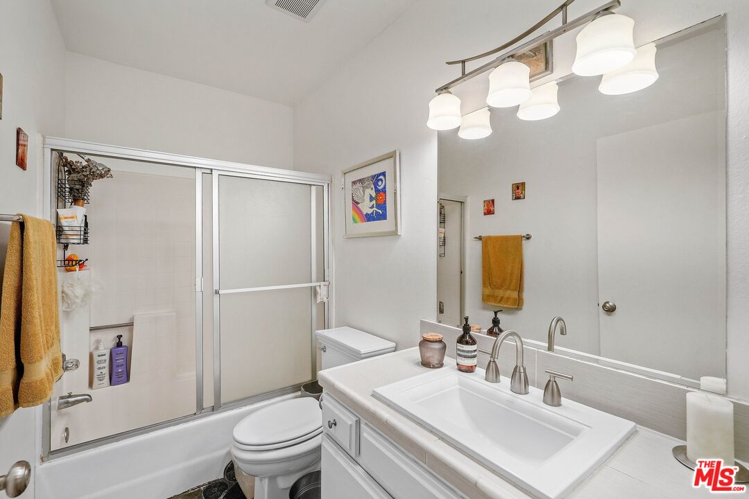 6245 Woodman Ave Unit: 202