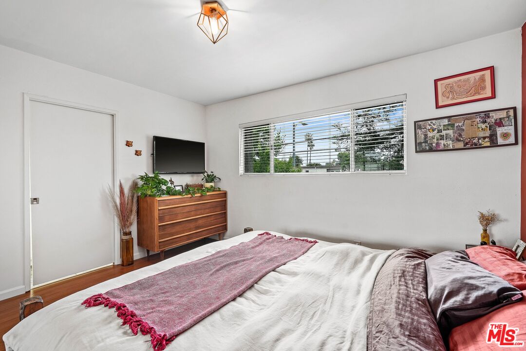6245 Woodman Ave Unit: 202