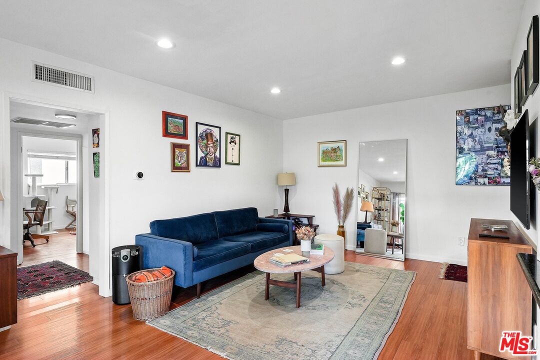 6245 Woodman Ave Unit: 202
