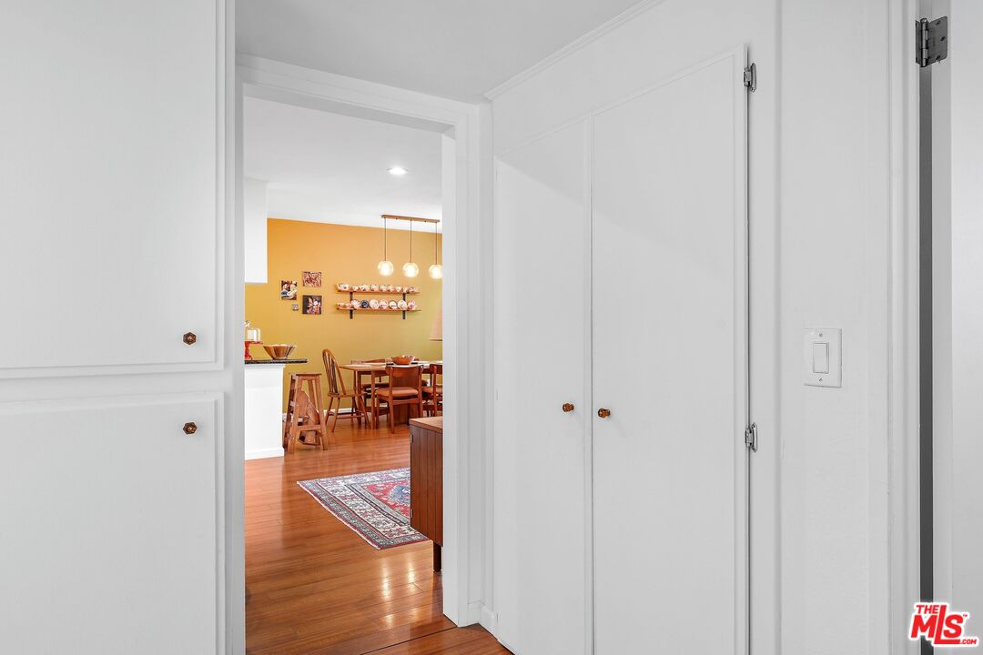 6245 Woodman Ave Unit: 202