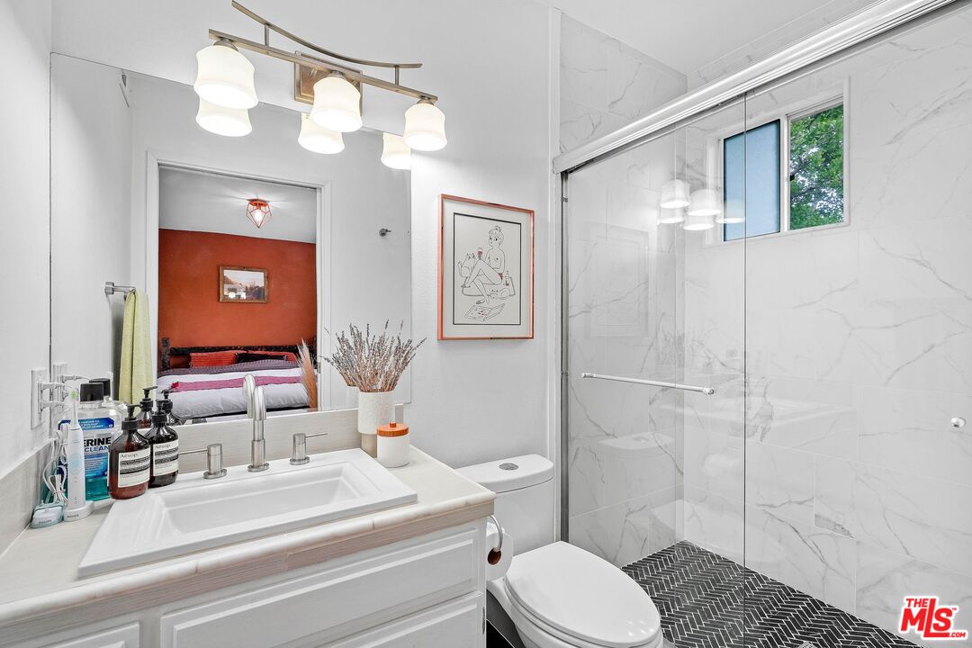 6245 Woodman Ave Unit: 202
