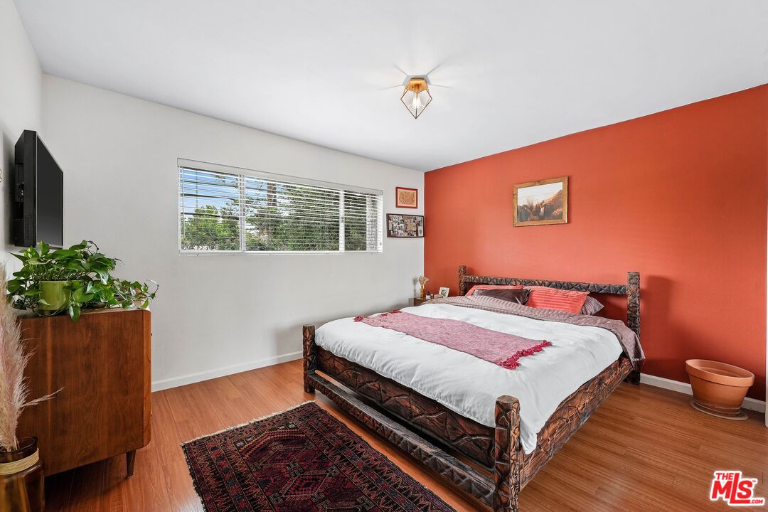 6245 Woodman Ave Unit: 202