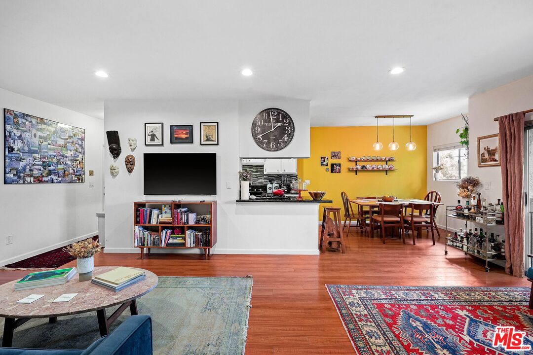 6245 Woodman Ave Unit: 202