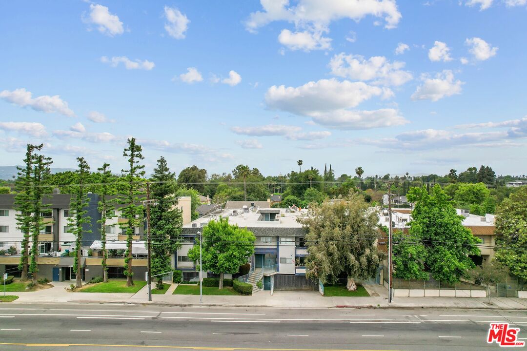 6245 Woodman Ave Unit: 202
