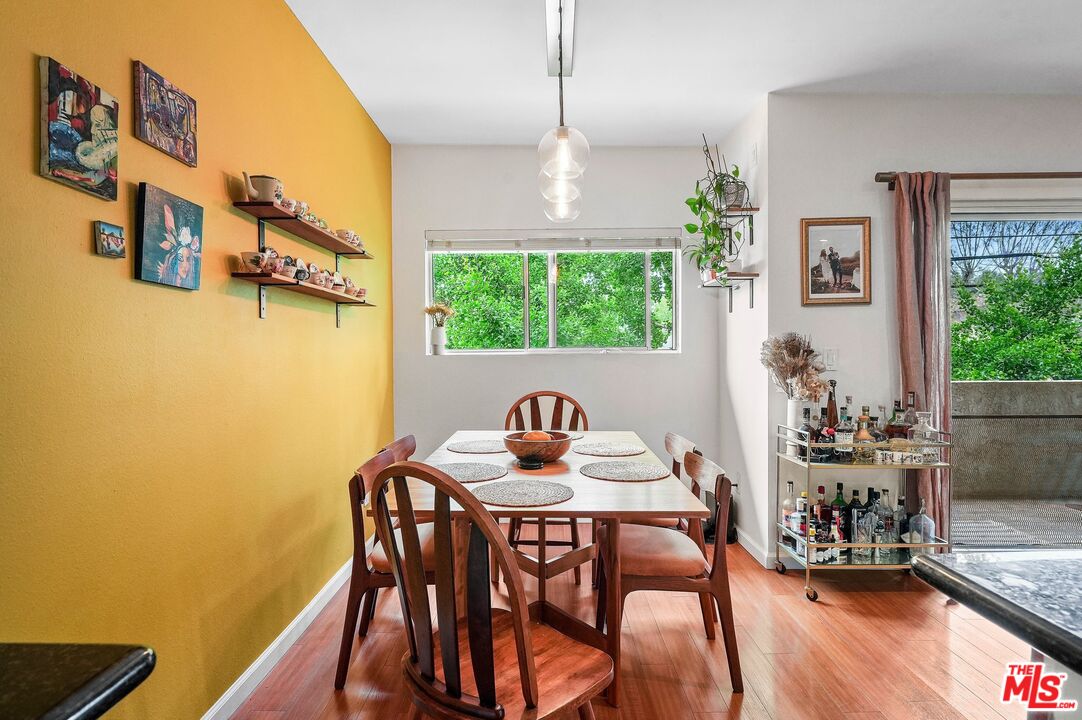 6245 Woodman Ave Unit: 202