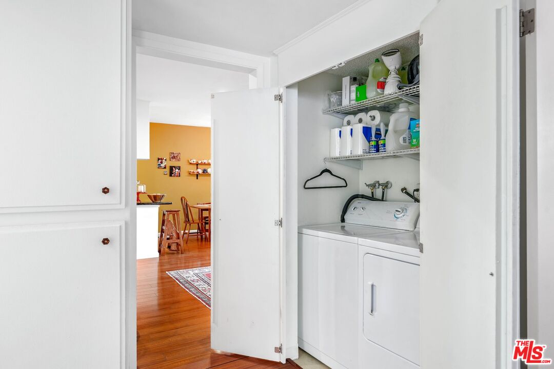 6245 Woodman Ave Unit: 202