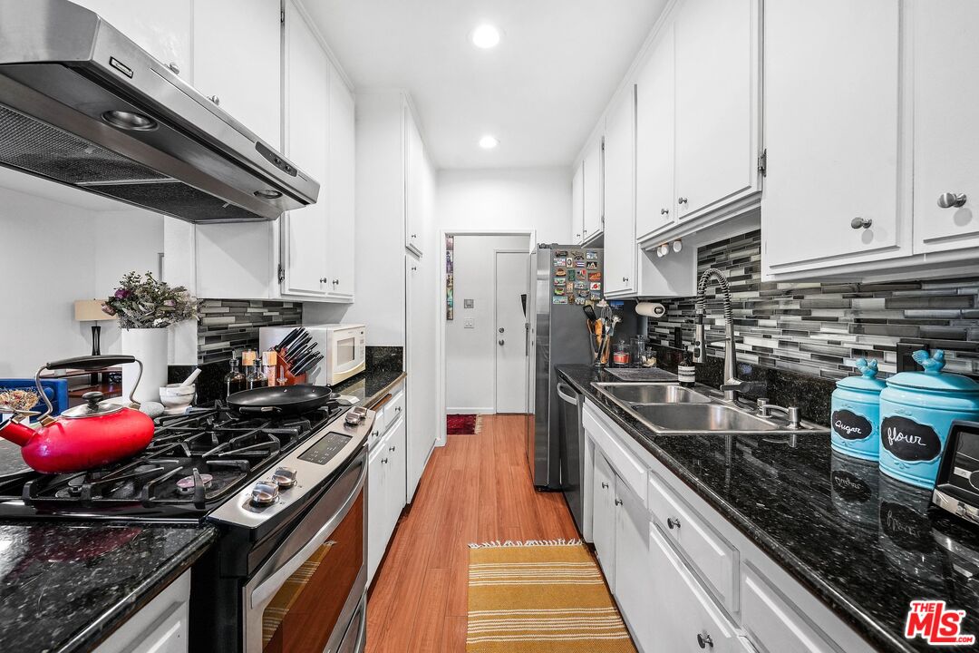 6245 Woodman Ave Unit: 202