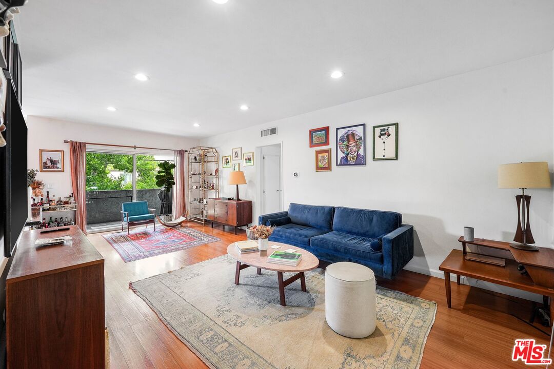 6245 Woodman Ave Unit: 202