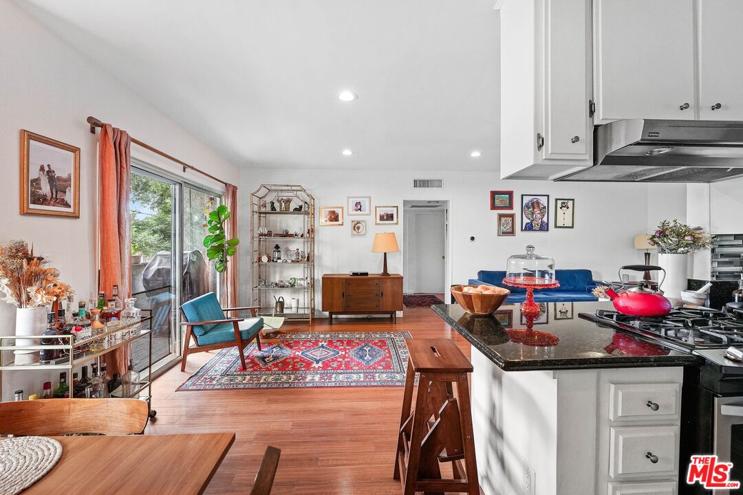 6245 Woodman Ave Unit: 202