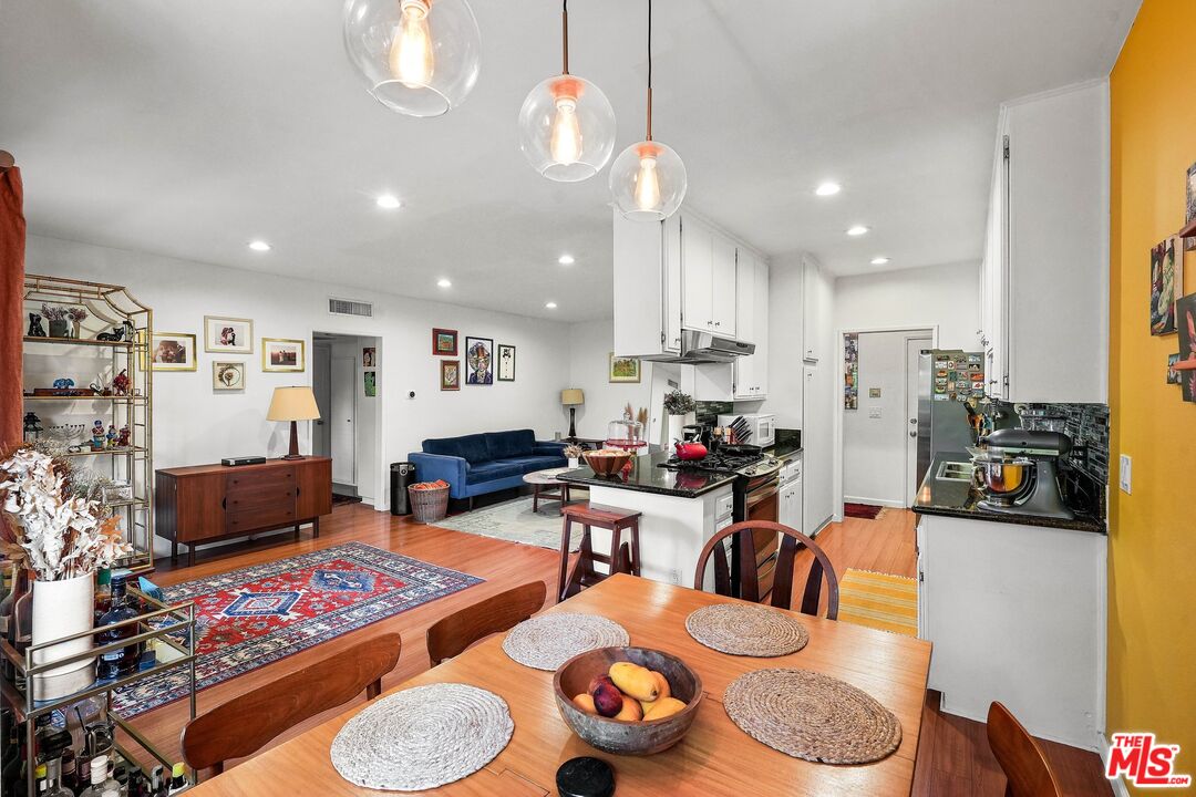6245 Woodman Ave Unit: 202