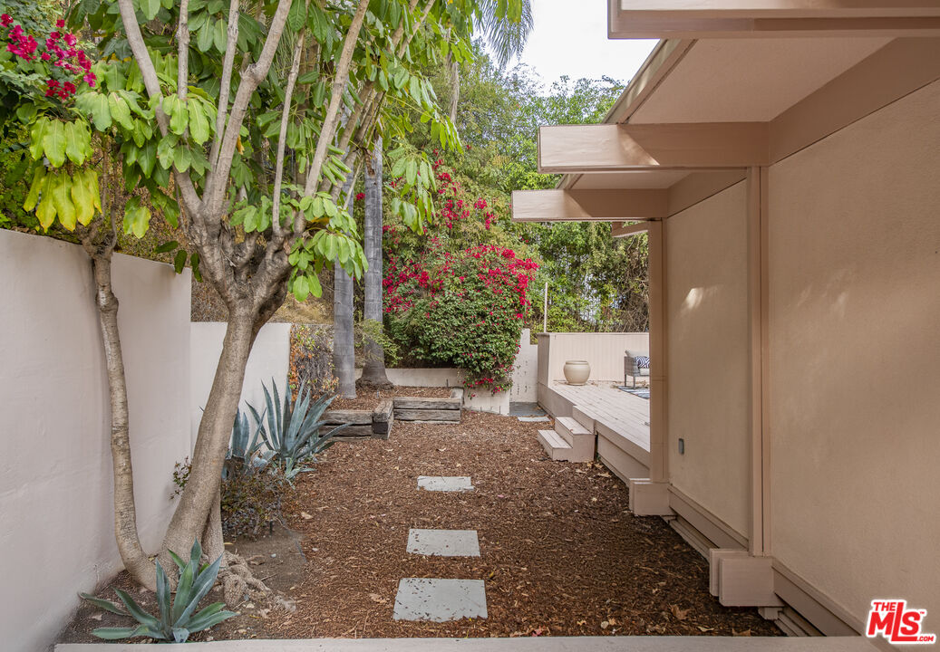 5649 Valley Oak Dr