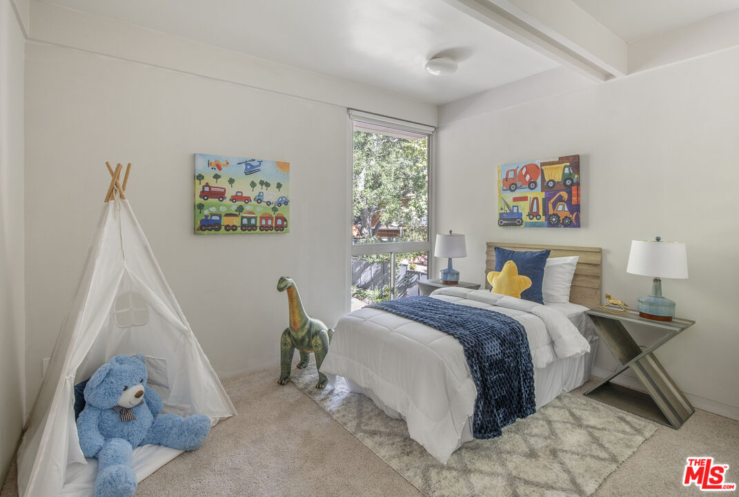 5649 Valley Oak Dr
