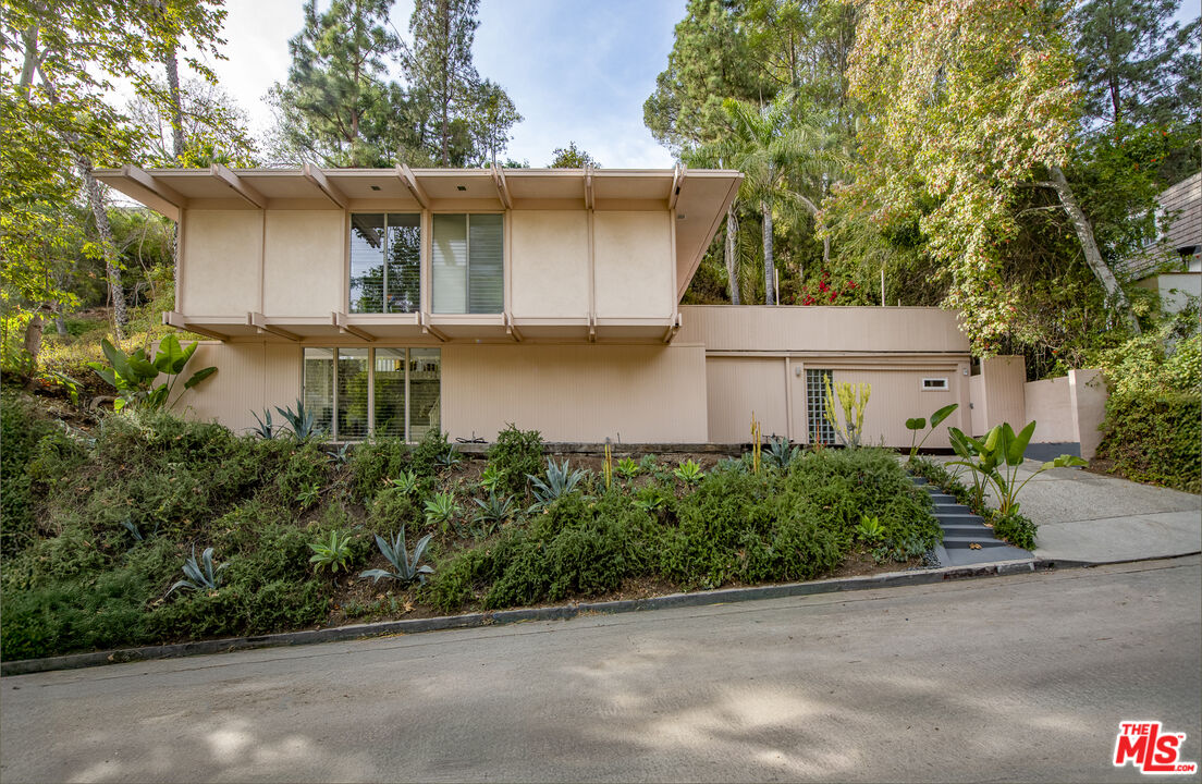 5649 Valley Oak Dr