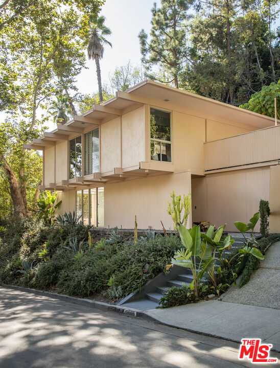 5649 Valley Oak Dr