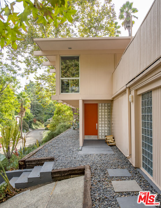 5649 Valley Oak Dr