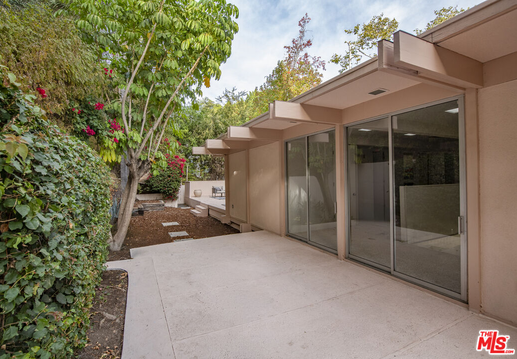 5649 Valley Oak Dr