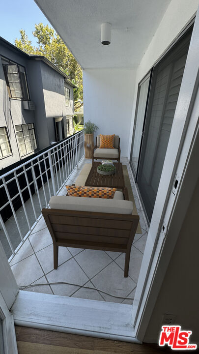 423 S Rexford Dr Unit: 105