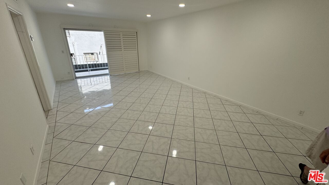 423 S Rexford Dr Unit: 105