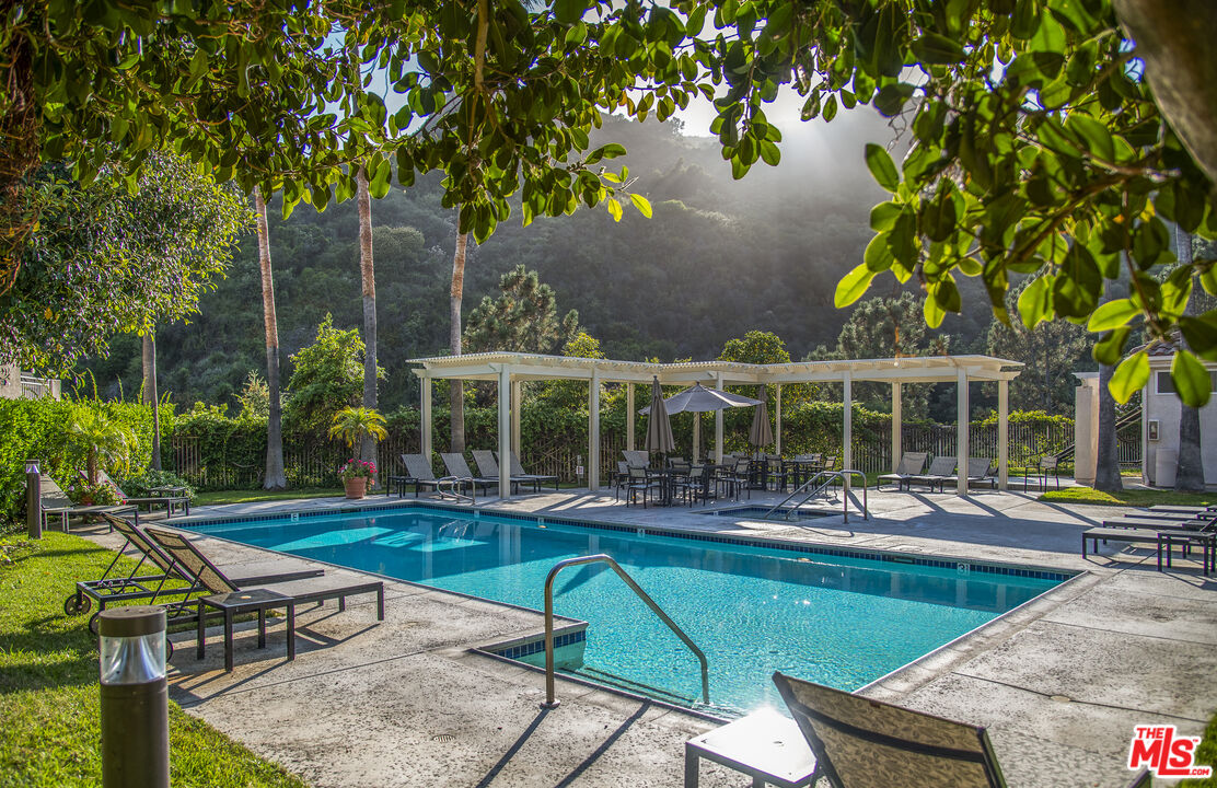628 Palisades Dr