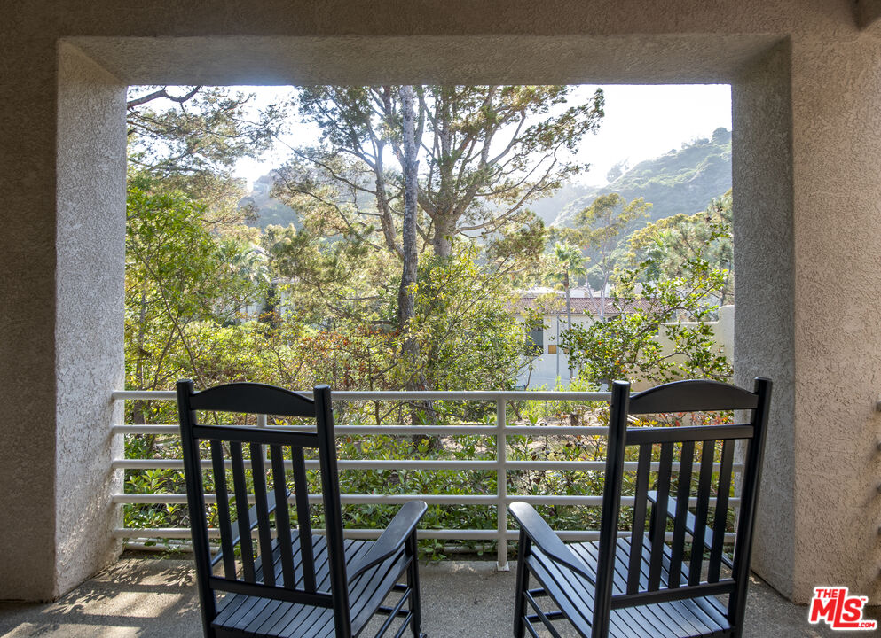 628 Palisades Dr