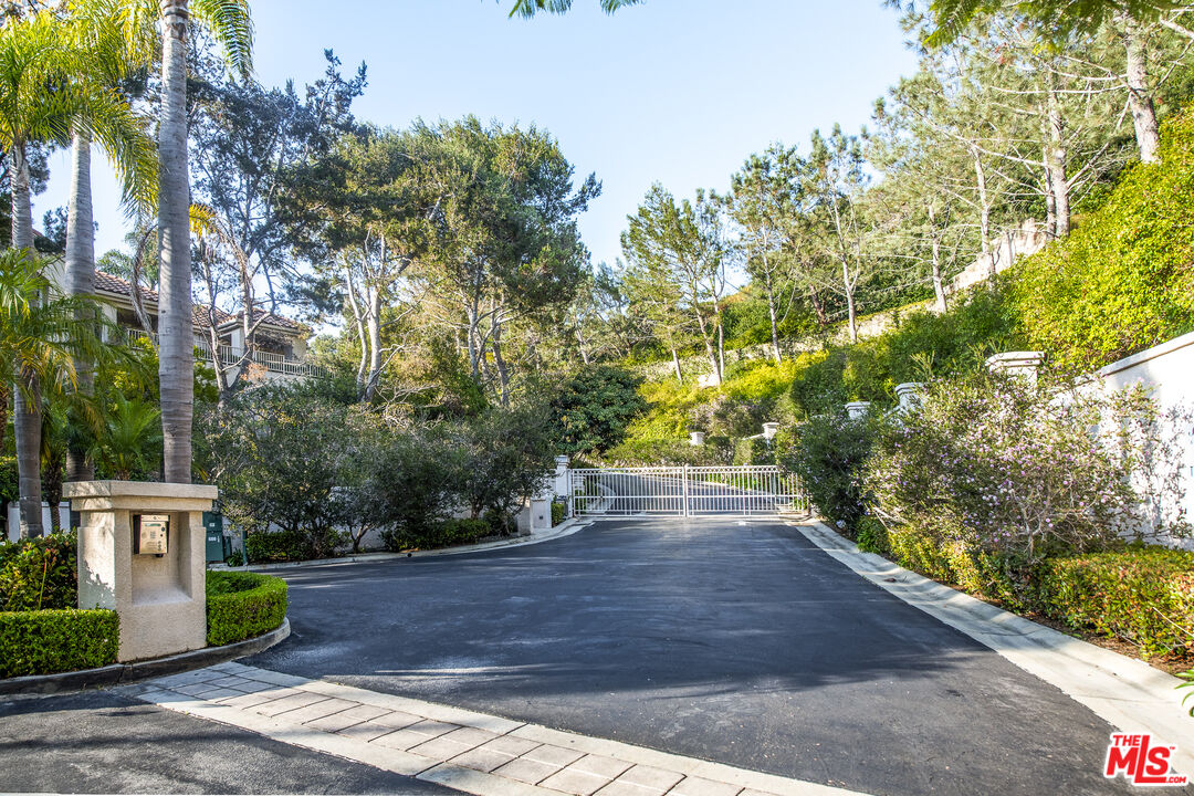 628 Palisades Dr