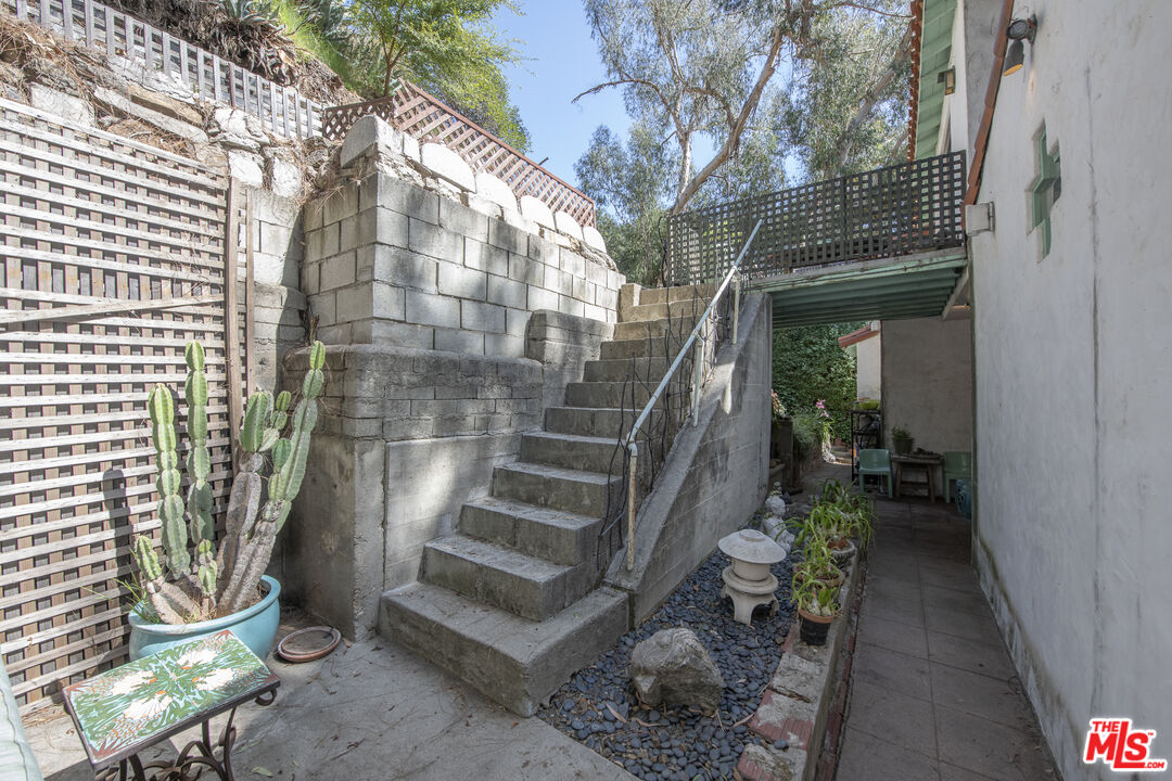 1800 Benedict Canyon Dr
