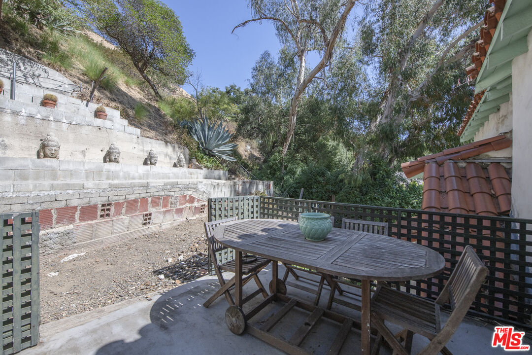 1800 Benedict Canyon Dr