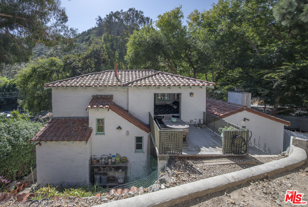 1800 Benedict Canyon Dr