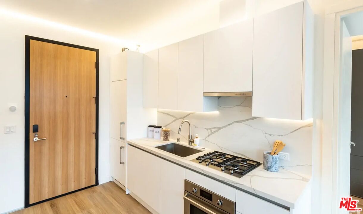 105 S Fairfax Ave Unit: 104