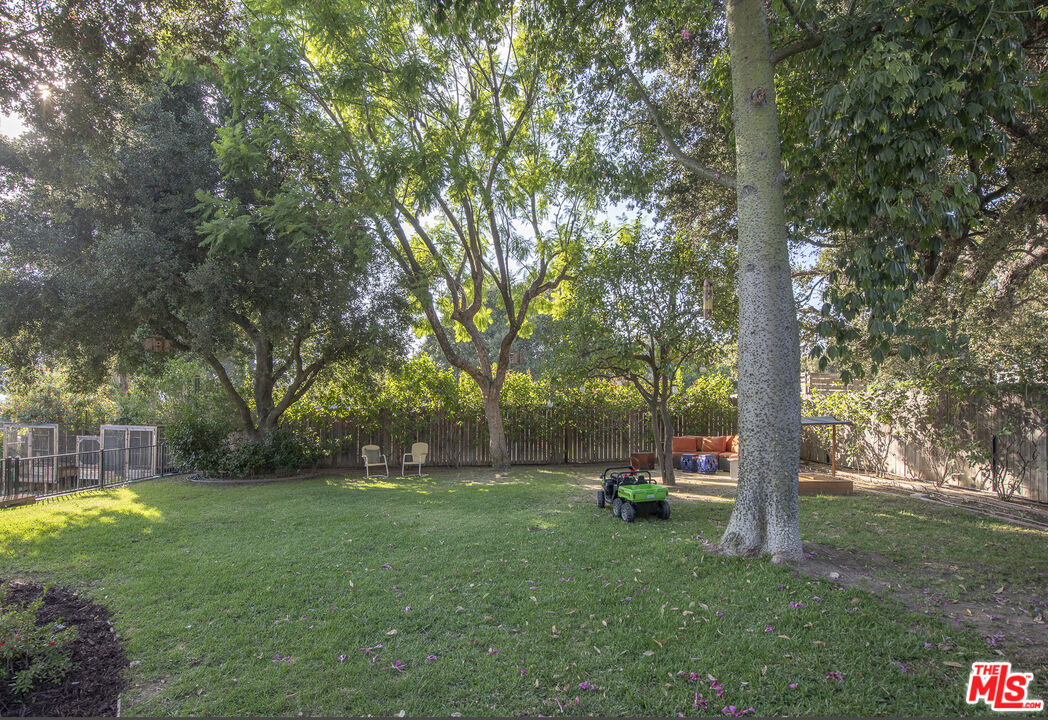 55 W Altadena Dr