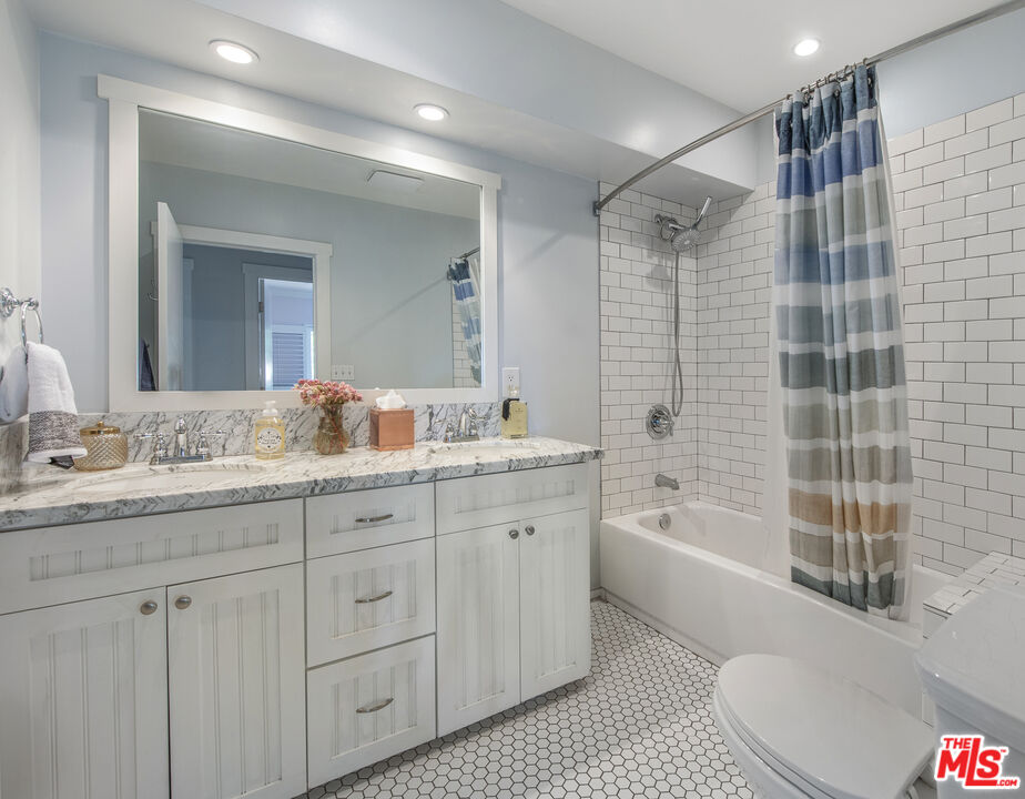 55 W Altadena Dr
