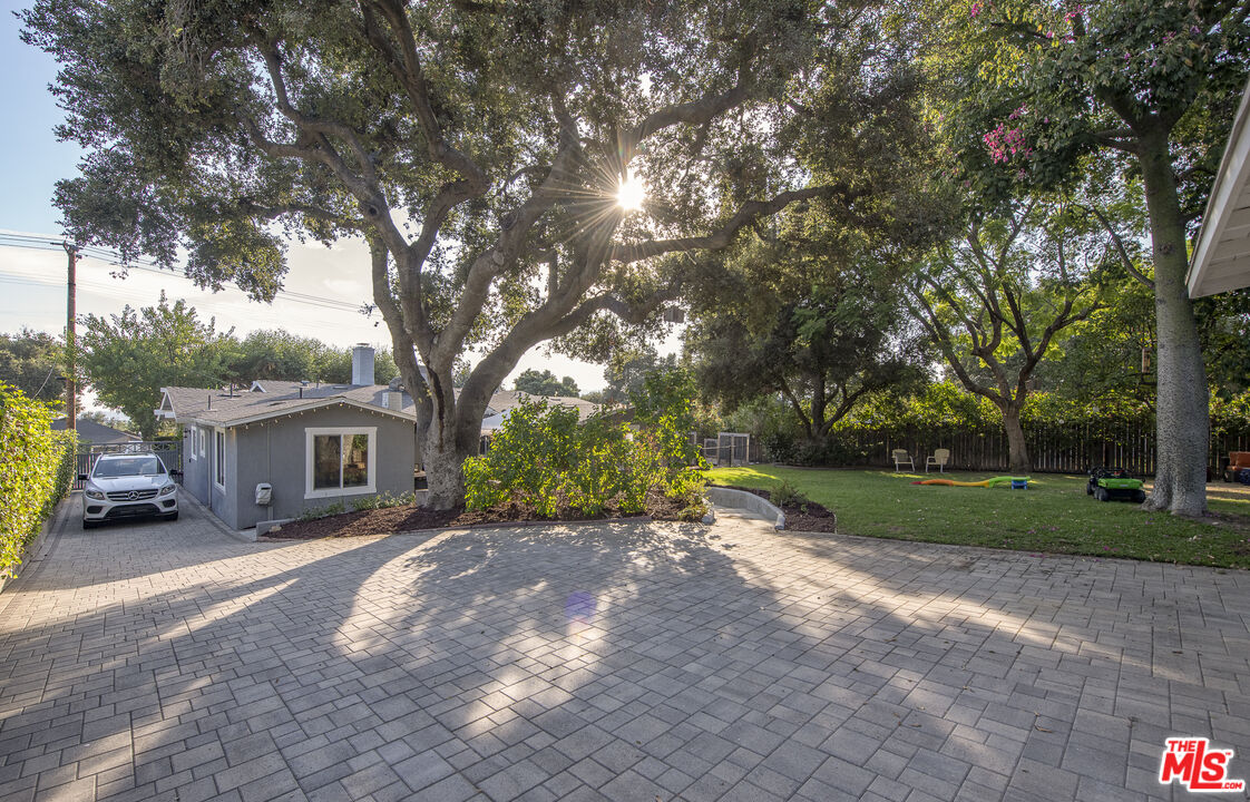 55 W Altadena Dr