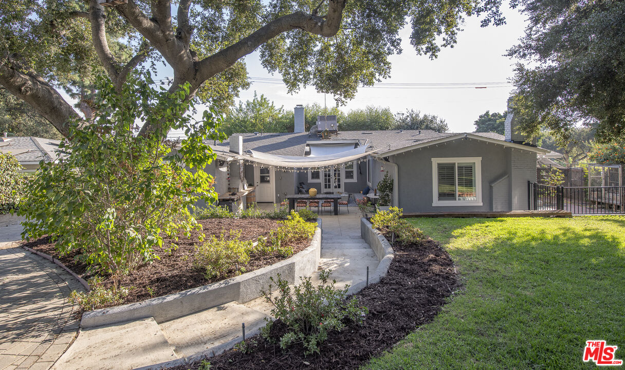 55 W Altadena Dr