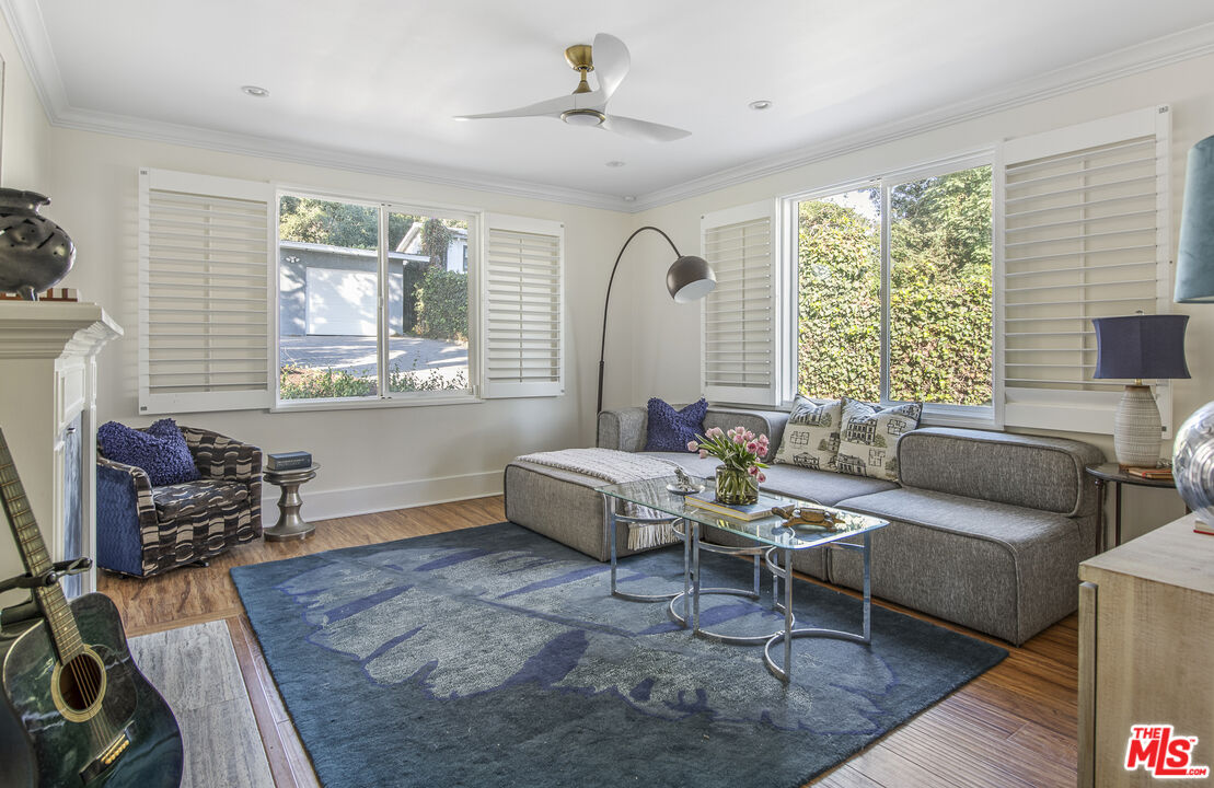 55 W Altadena Dr