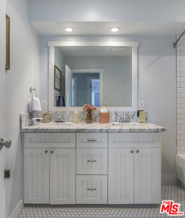 55 W Altadena Dr