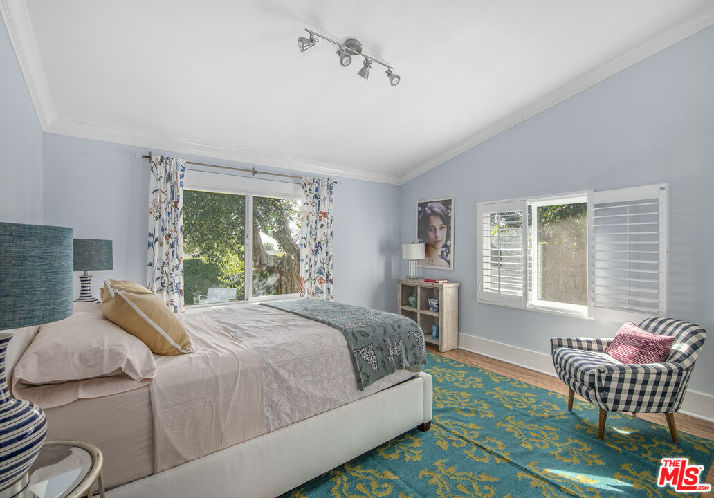 55 W Altadena Dr