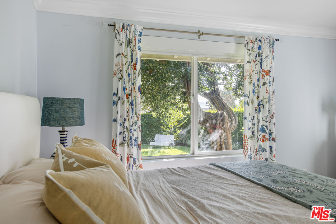 55 W Altadena Dr
