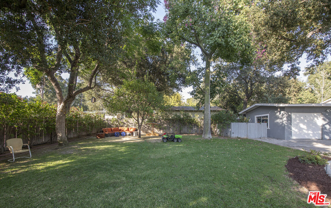 55 W Altadena Dr