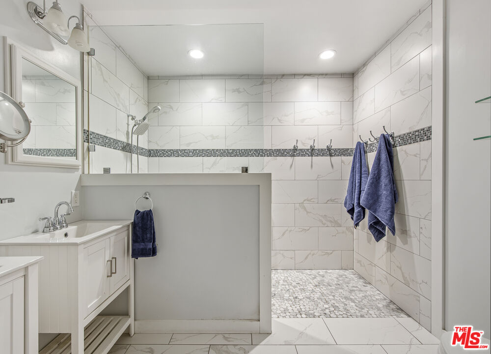 55 W Altadena Dr