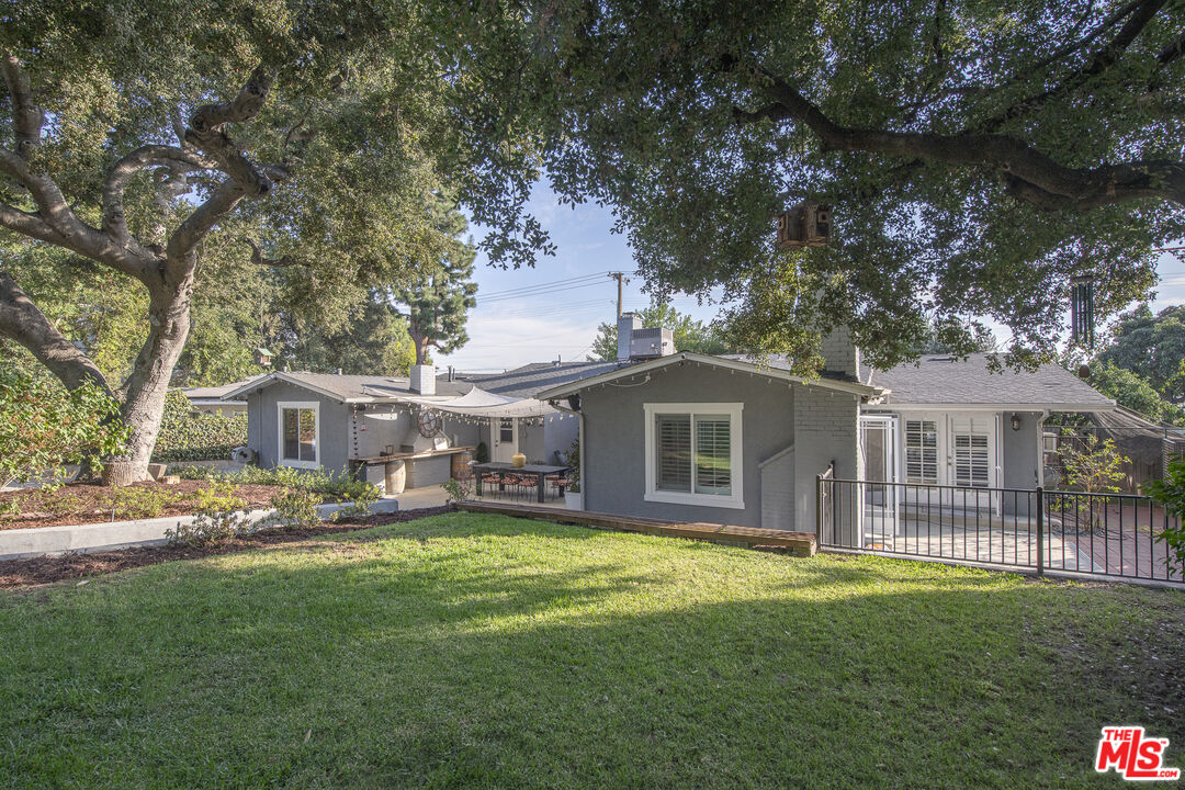 55 W Altadena Dr