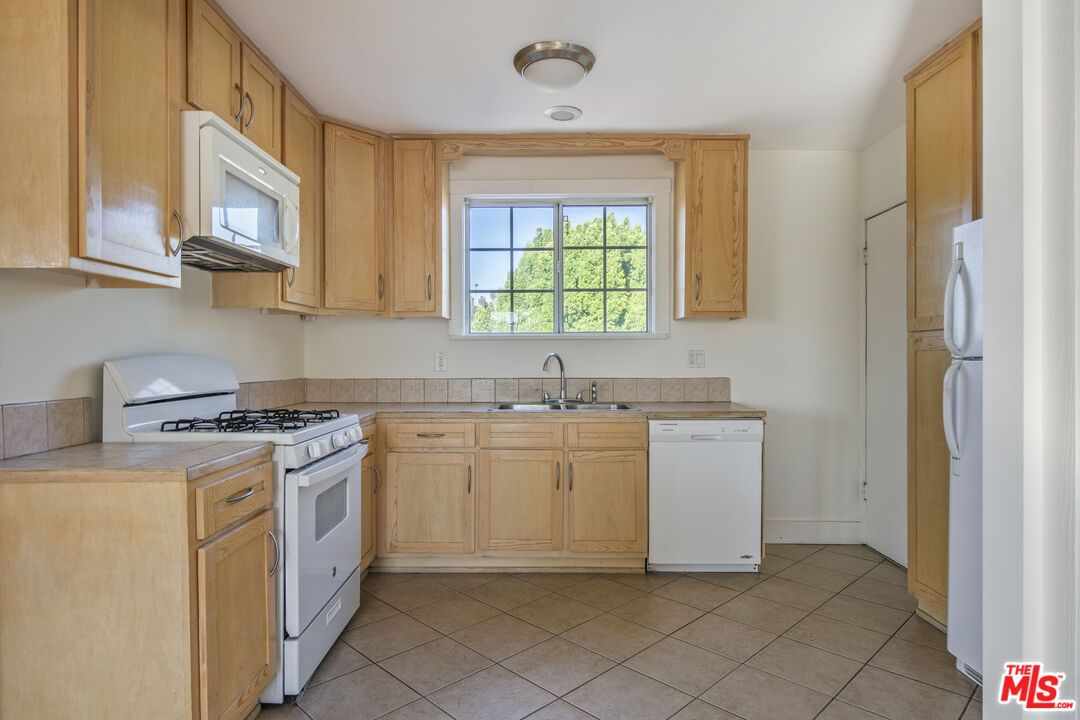 832 Silver Lake Blvd