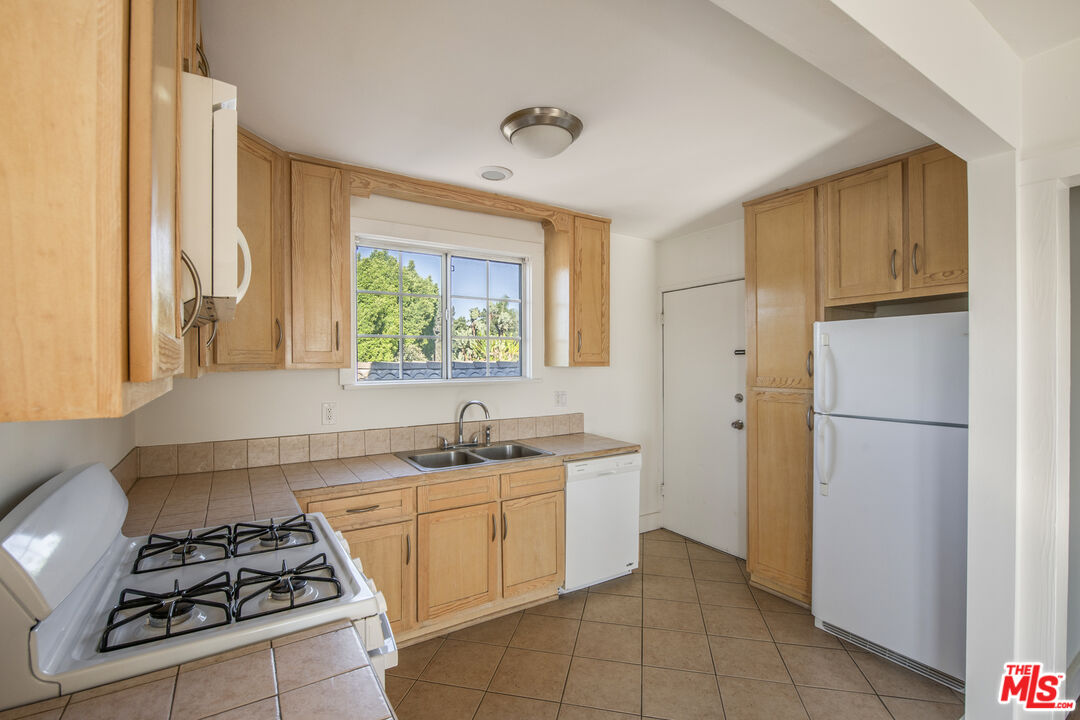 832 Silver Lake Blvd