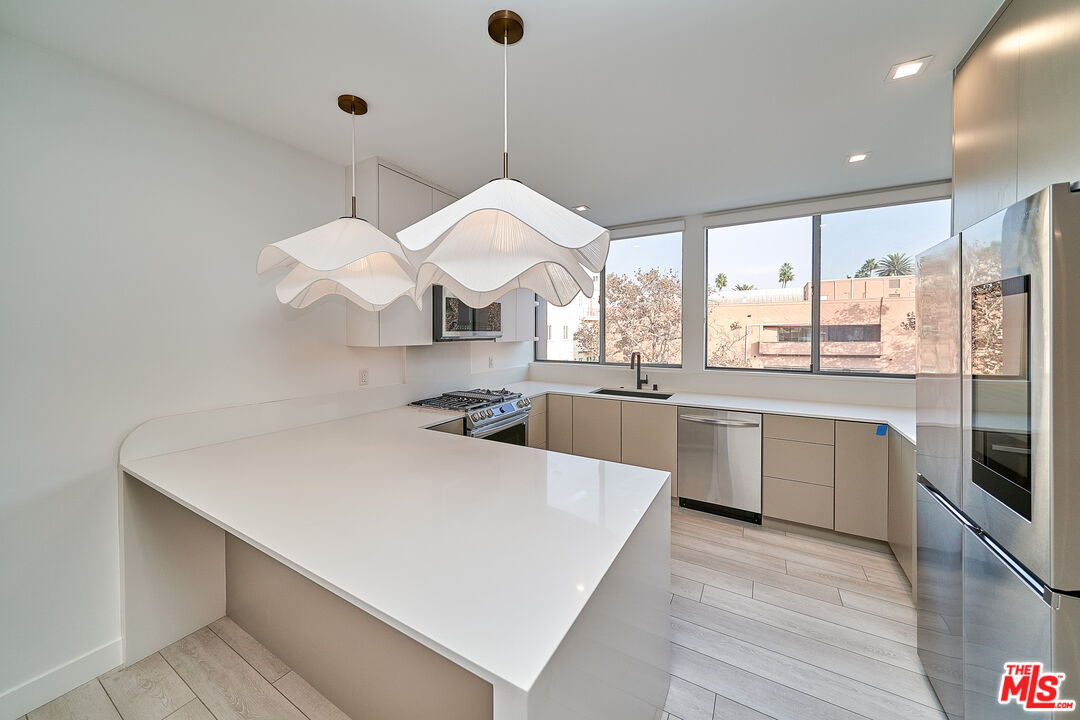 145 S Maple Dr Unit: 301
