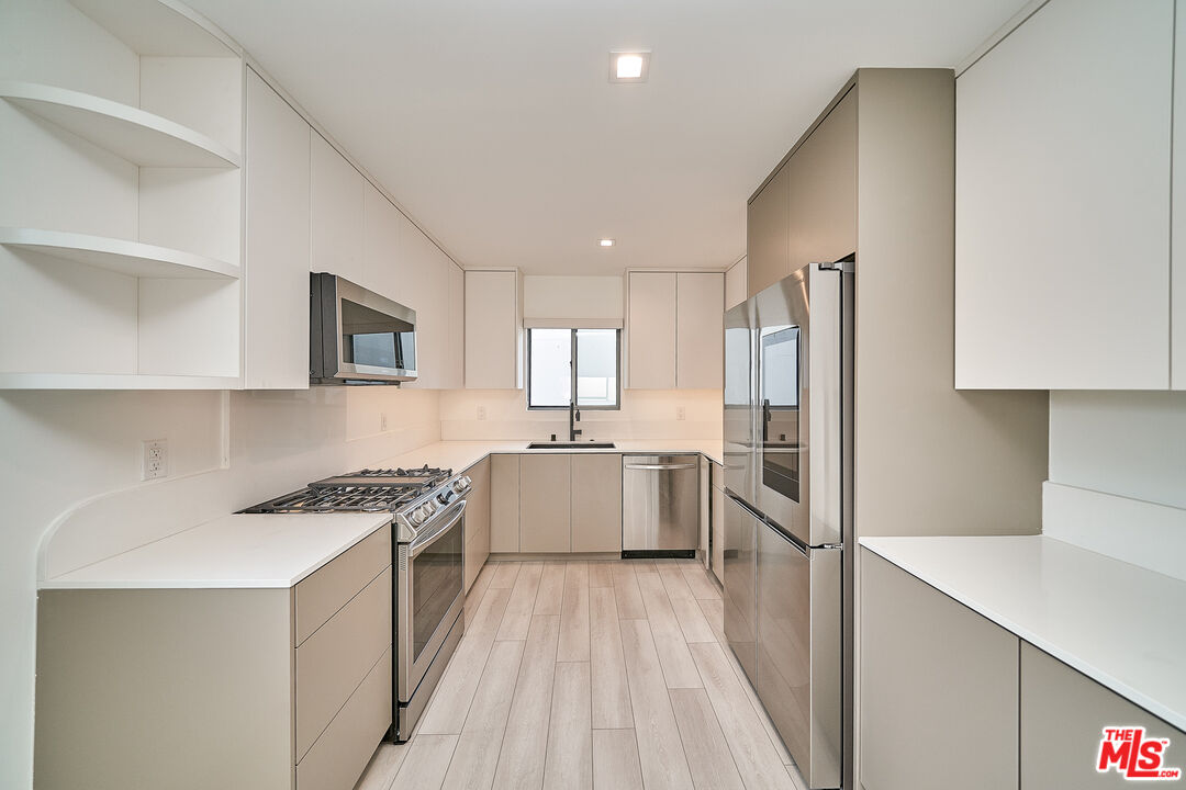 145 S Maple Drive Dr Unit: 205