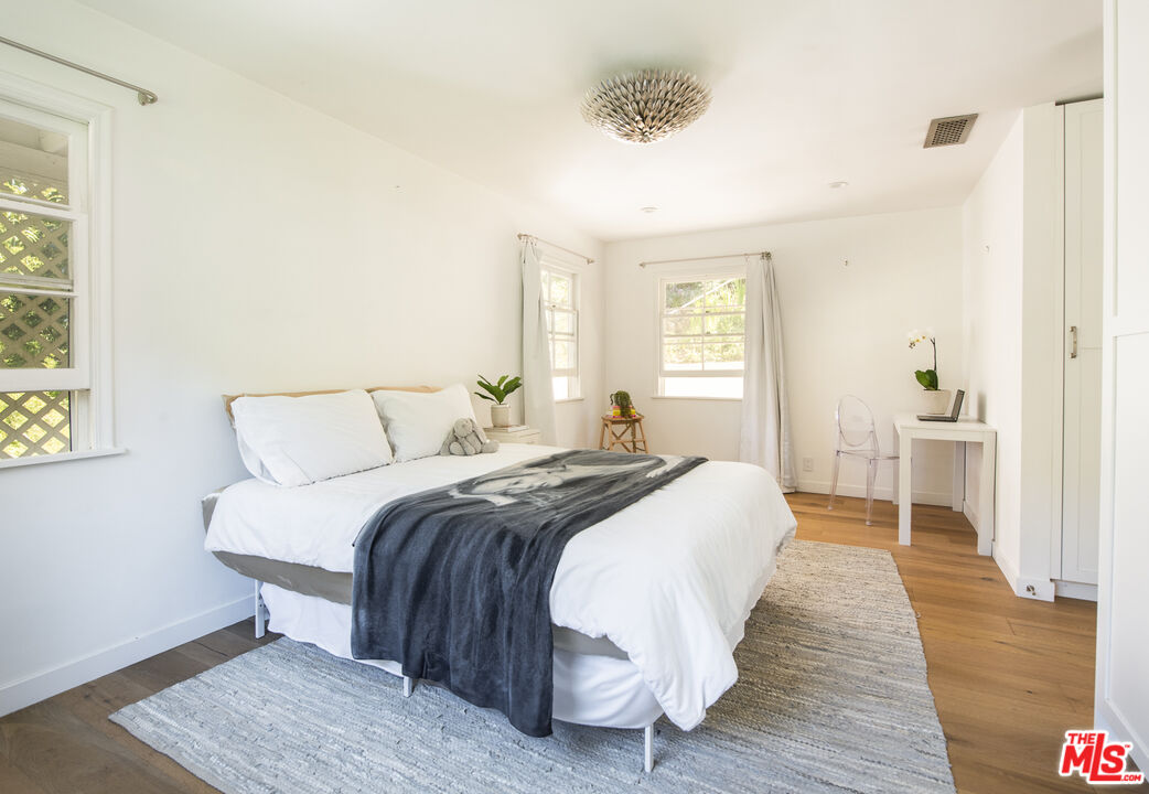 8768 Wonderland Ave