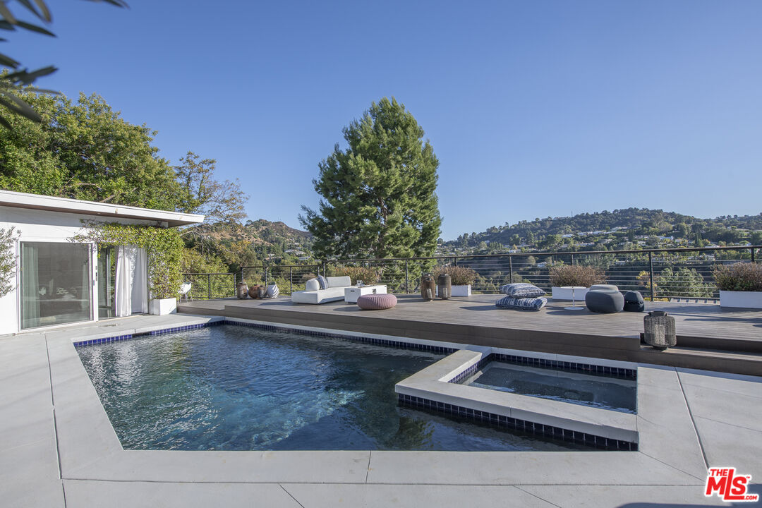 11472 Laurelcrest Rd