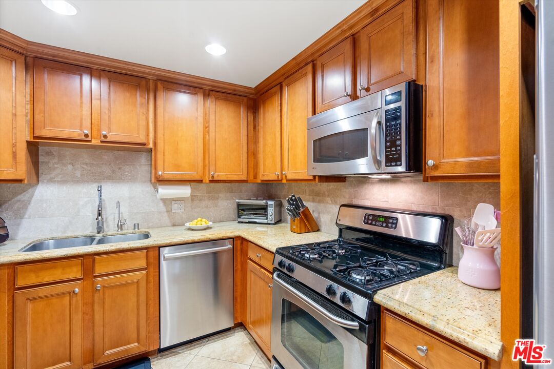1444 S Point View St Unit: 202