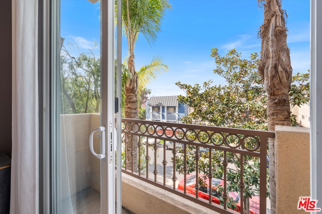 1444 S Point View St Unit: 202