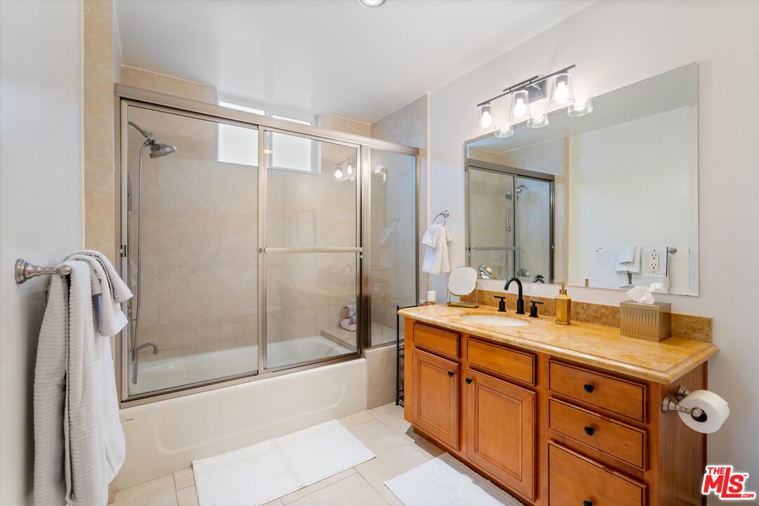 1444 S Point View St Unit: 202
